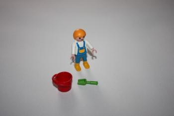 Petit garçon avec seau et pelle Playmobil