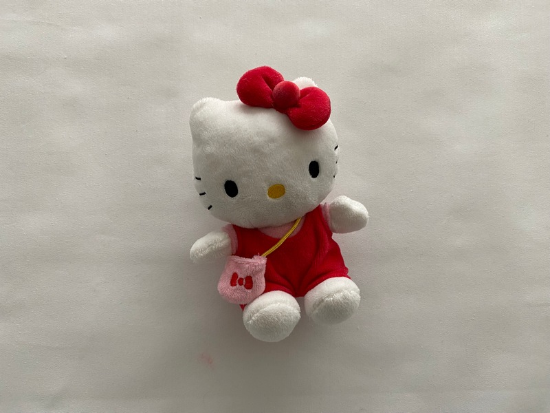 Doudou Hello Kitty blanche salopette rouge petit sac rose Sanrio d'occasion