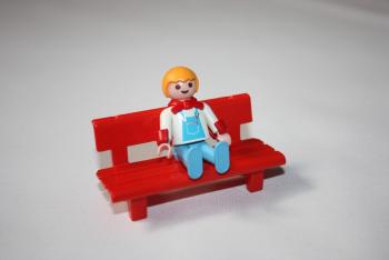 Banc rouge avec petit garçon Playmobil