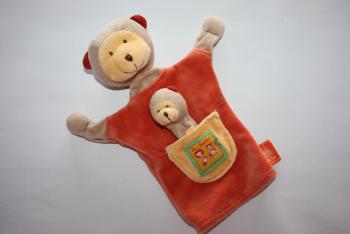 Doudou marionnette Les Loustics singe bébé orange beige Moulin Roty