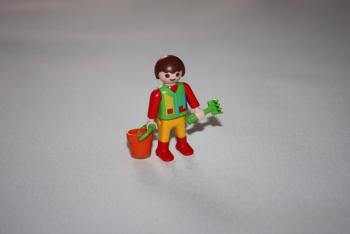 Petit garçon avec seau et râteau Playmobil