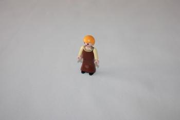 Petite fille jupe longue et haut brun et jaune Playmobil