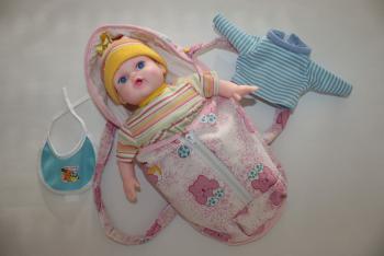 Petite poupée 26 cm avec couffin et bonnet bavoir et haut rayé