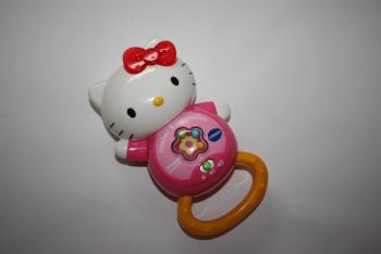 Voici le hochet à merveilles Hello Kitty Vtech facile à attraper par les petites mains de bébé