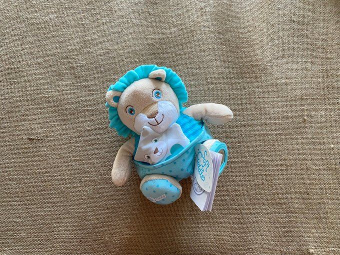 Doudou lion bleu avec petite marionnette Soft Cuddles Chicco - Article Neuf
