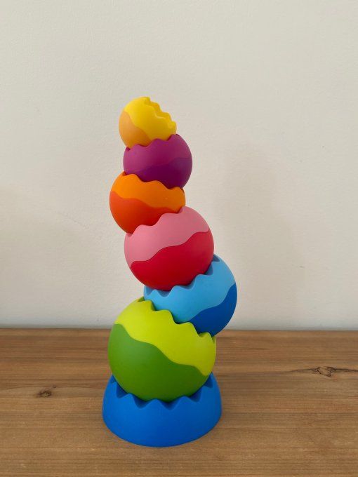 Jouet empilable la pyramide d'oeufs Tobbles Neo Fat Brain d'occasion