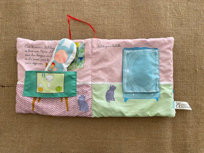 Livre tissu La journée de Bébé Balthazar Hatier jeunesse d'occasion 