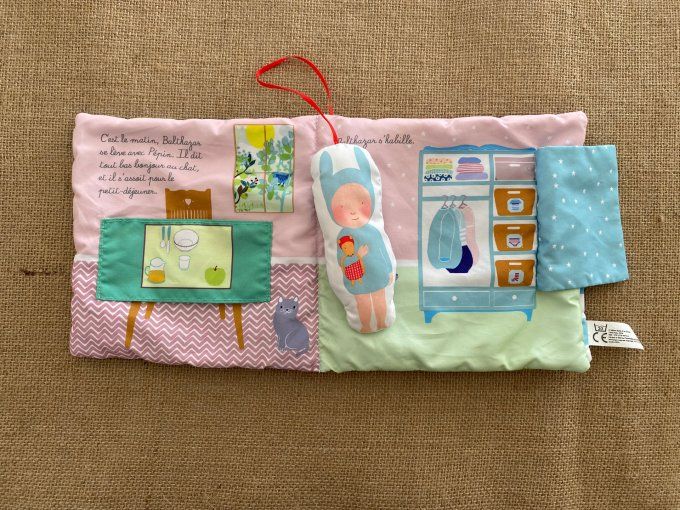 Livre tissu La journée de Bébé Balthazar Hatier jeunesse d'occasion 