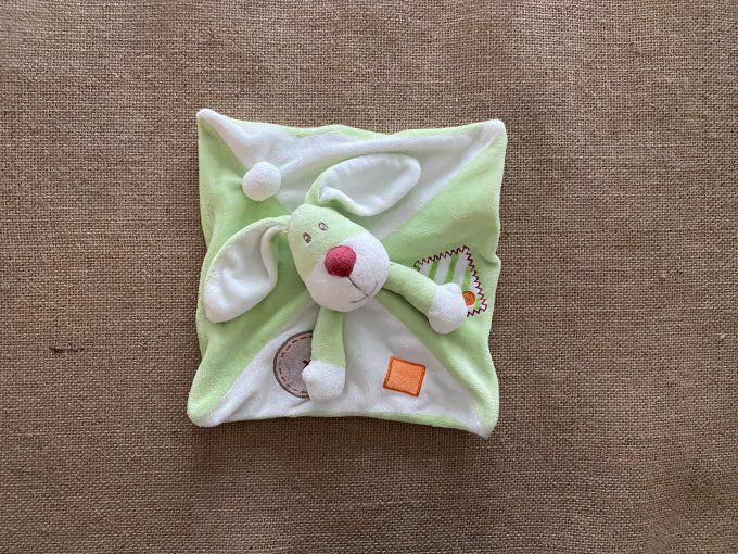 Doudou plat lapin vert et blanc Kiabi d'occasion