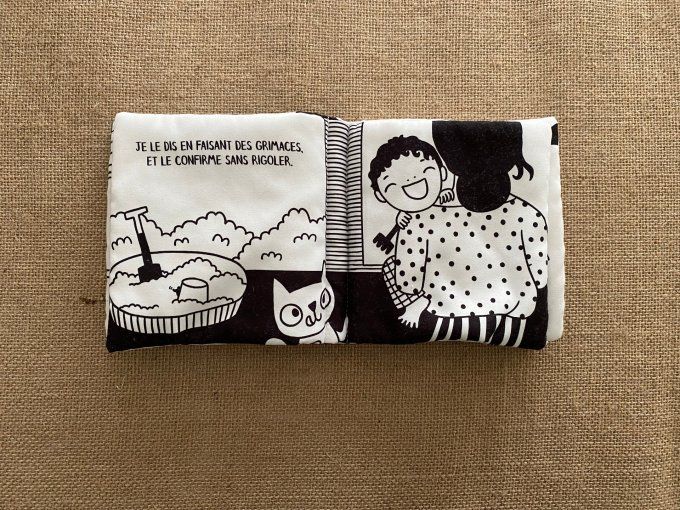 Livre en tissu noir et blanc Je suis heureux que tu sois là Laura Van Bouchout d'occasion