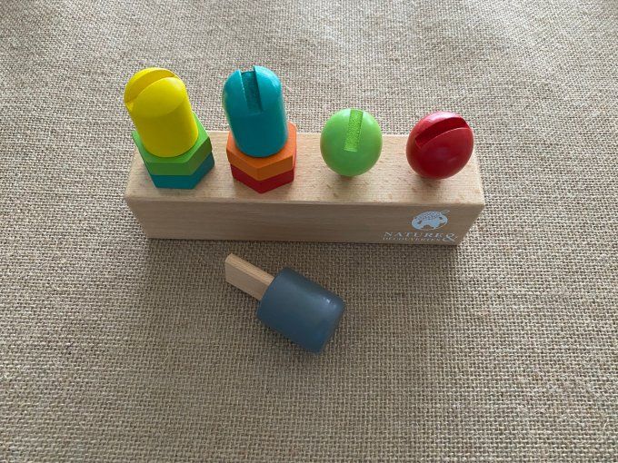 Matériel pour activité de vissage et dévissage Montessori Nature & Découvertes d'occasion 