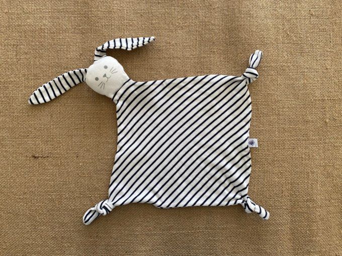 Doudou plat lapin et oreilles rayés blanc bleu marine Petit Bateau d'occasion