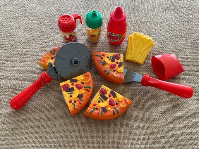 Aliments factices Menu pizza frittes d'occasion 