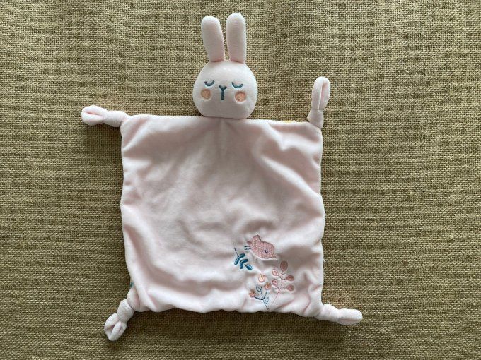 Doudou plat lapin rose motifs fleurs oiseau lapins landau d'occasion