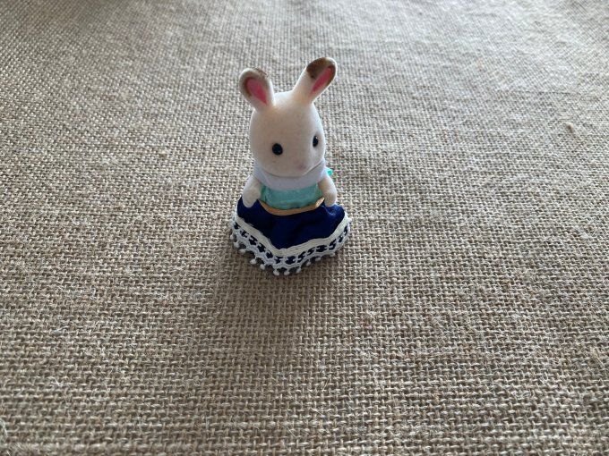 Figurine Lapin Sylvana fille chocolat robe verte et bleue Sylvanian Families d'occasion