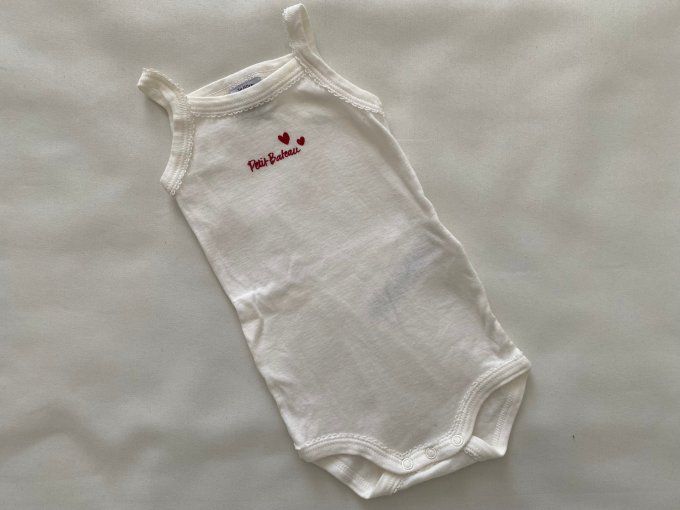 Body bretelles blanc imprimé cœurs rouges inscription Petit Bateau 3 mois d'occasion