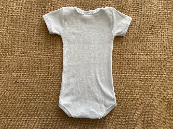 Body manches courtes bleu ciel avec petit nœud rose 3 mois d'occasion