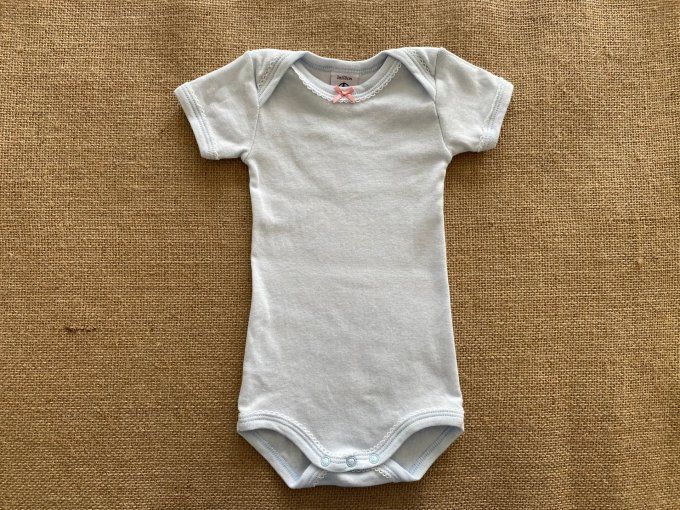 Body manches courtes bleu ciel avec petit nœud rose 3 mois