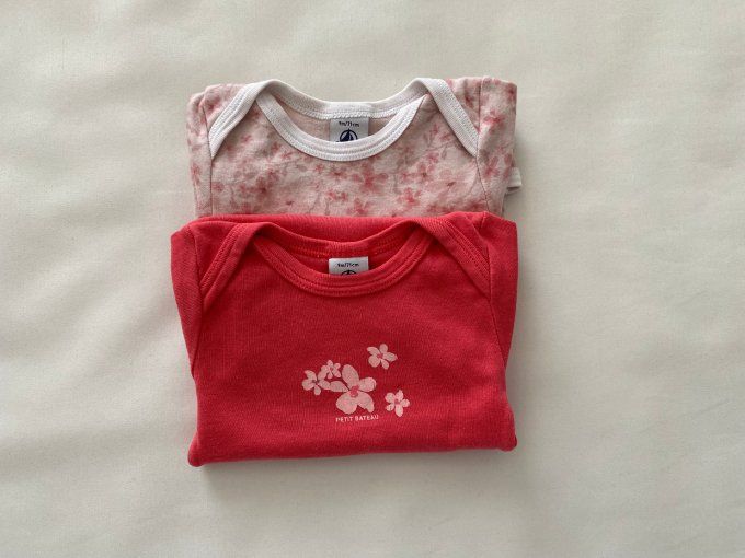 Lot 2 bodies manches courtes rose fleurs Petit Bateau 9 mois d'occasion