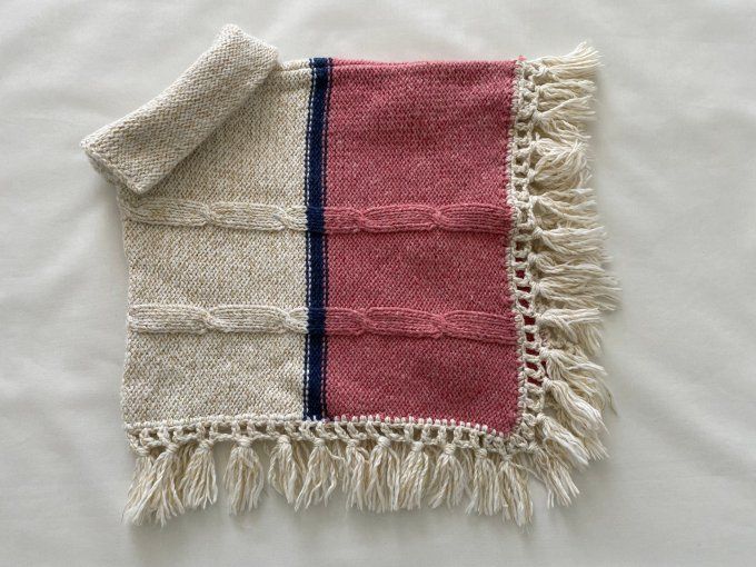 Poncho laine rose beige motifs fleurs avec franges 2/4 ans fabriqué au Portugal d'occasion