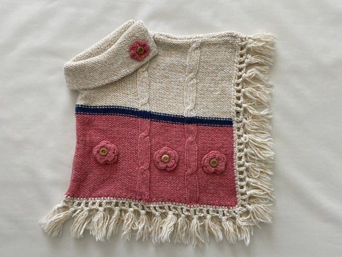 Poncho laine rose beige motifs fleurs avec franges 2/4 ans fabriqué au Portugal d'occasion